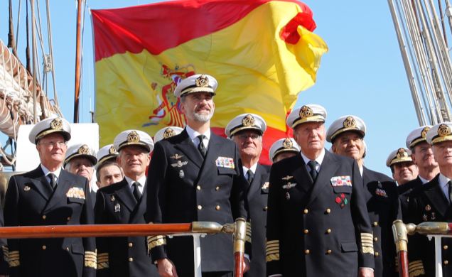 Su Majestad el Rey y Su Majestad el Rey Don Juan Carlos con los excomandantes del Buque Escuela "Juan Sebastián de Elcano"