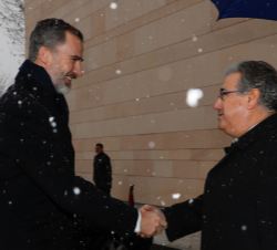 Su Majestad el Rey es recibido a su llegada por el ministro del Interior, Juan Ignacio Zoido.