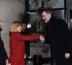 Don Felipe recibe el saludo de la delegada del Gobierno en la Comunidad de Madrid, Concepción Dancausa.