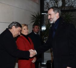 Su Majestad el Rey recibe el saludo del fiscal general del Estado, Julián Sánchez Melgar.