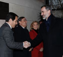 Don Felipe recibe el saludo del secretario de Estado de Seguridad, José Antonio Nieto.