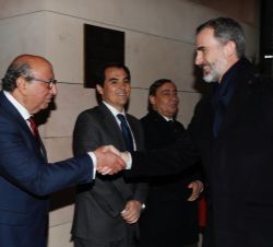 Su Majestad el Rey recibe el saludo del director general de la Policía, Germán López Iglesias.
