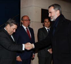 Su Majestad el Rey recibe el saludo del director general de la Guardia Civil, José Manuel Holgado Merino. 