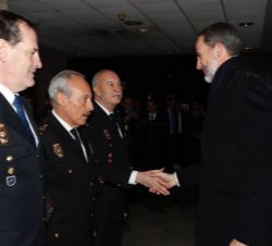 Don Felipe recibe el saludo de los jefes centrales del Cuerpo Nacional de Policía.
