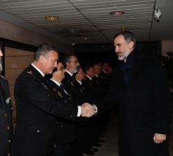 Su Majestad el Rey recibe el saludo de los miembros de la Junta de Gobierno del Cuerpo Nacional de Policía.