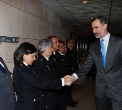 Don Felipe recibe el saludo de los jefes de Unidad de la Policía Judicial.