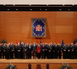Su Majestad el Rey y las autoridades asistentes, con los mandos del Cuerpo Nacional de Policía y los miembros de la Brigada Central de Estupefacientes