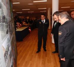 Don Felipe observa uno de los paneles con la historia de la Brigada Central de Estupefacientes.