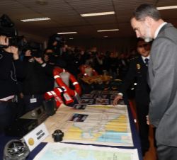 Su Majestad el Rey atiende a las explicaciones sobre las rutas marítimas del tráfico de drogas.