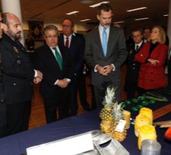 Don Felipe y las autoridades que le acompañaban observan distintos objetos utilizados para la ocultación de contrabando.