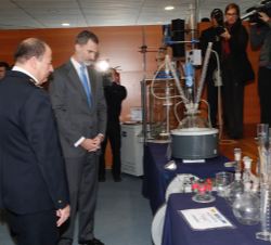 Su Majestad el Rey observa la exposición de distinto material de laboratorio.