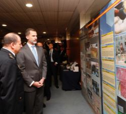 Don Felipe, junto a un panel explicativo de las principales operaciones antidroga realizadas por la Brigada Central de Estupefacientes.