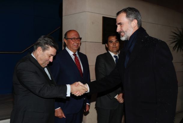 Su Majestad el Rey recibe el saludo del director general de la Guardia Civil, José Manuel Holgado Merino. 