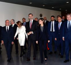 Don Felipe y Doña Letizia se dirigen a la sala de la exposición permanente, acompañados de las autoridades