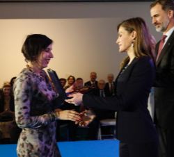 Doña Letizia entrega la medalla concedida a la cantante, compositora y actriz, Gloria María Milagrosa Fajardo García "Gloria Estefan", recog