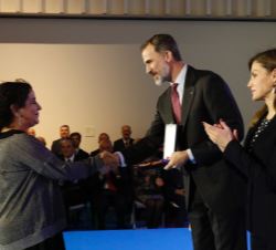 Su Majestad el Rey entrega la medalla a Helena Pimenta Hernández, directora de la Compañía Nacional de Teatro Clásico