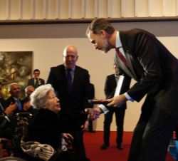 Su Majestad el Rey entrega la medalla a la poetisa, Julia Uceda Valiente