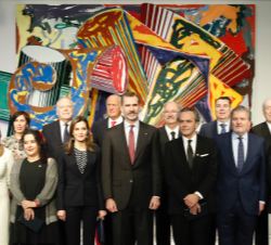 Sus Majestades los Reyes junto a las autoridades asistentes y con los premiados