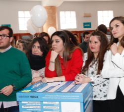 Doña Letizia acompañada de algunos jóvenes durante la celebración del "Reto"
