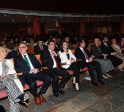 Su Majestad la Reina en el auditorio del Centro Cultural Alcazaba, acompañada del presidente de la Junta de Extremadura, Guillermo Fernández Vara