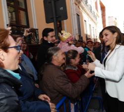 Su Majestad la Reina saluda a los ciudadanos que la esperaban al finalizar el acto