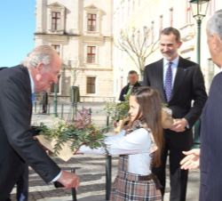 Su Majestad el Rey Don Juan Carlos en presencia de Don Felipe y del Presidente de Portugal, Marcelo Rebelo de Sousa, recibe un ramo de bienvenida de m