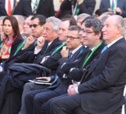Su Majestad el Rey Don Juan Carlos atendiendo a la intervención de Su Majestad el Rey