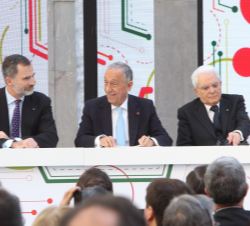 Su Majestad el Rey junto al Presidente de Portugal y el Presidente de Italia durante una intervención