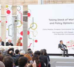 Su Majestad el Rey pendiente del diálogo entre el comisario europeo de Investigación, Ciencia e Innovación y el periodista John Gapper