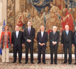 Su Majestad el Rey y Su Majestad el Rey Don Juan Carlos junto al Presidente de Portugal, al Presidente de Italia y los presidentes de las fundaciones 