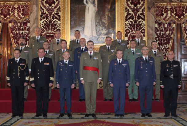 Su Majestad el Rey junto al grupo de coroneles y capitanes de navío de la Armada, que han sido designados para asumir el mando de distintas unidades militares