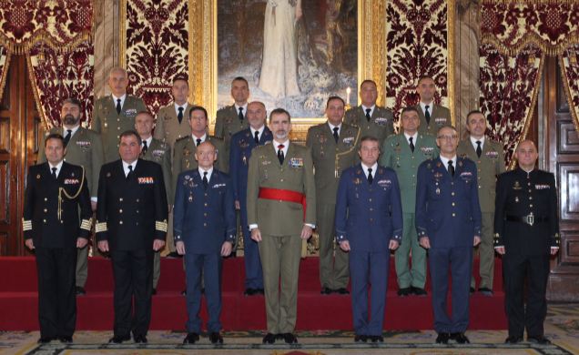 Su Majestad el Rey junto al grupo de coroneles y capitanes de navío de la Armada, que han sido designados para asumir el mando de distintas unidades m