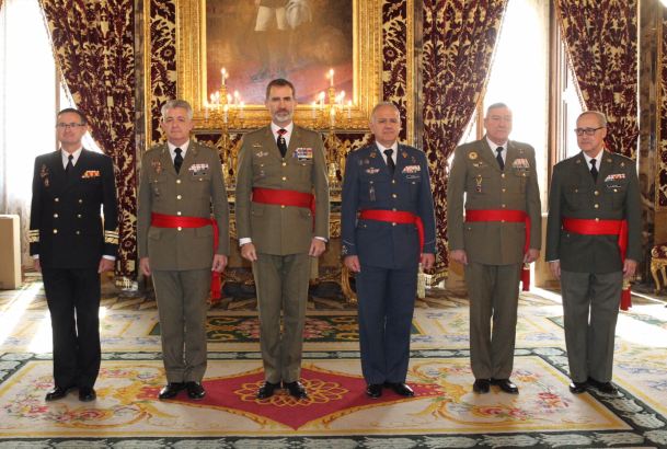 Su Majestad el Rey junto al grupo de generales de división y vicealmirante, que han sido designados para asumir el mando de distintas unidades militares