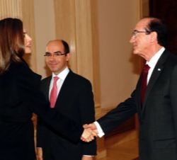Doña Letizia recibe el saludo del presidente-director general de la Fábrica Nacional de Moneda y Timbre-Real Casa de la Moneda, Jaime Sánchez Revenga