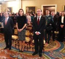 Su Majestad la Reina junto al subsecretario de Hacienda y Función Pública y al presidente-director general de la Fábrica Nacional de Moneda y Timbre-R