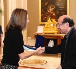 Su Majestad la Reina recibe del señor Mitsuo Miura, la medalla de oro diseñada por él mismo como premiado del año 2016
