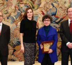 Su Majestad la Reina junto a la galardonada Victoria Civera; el subsecretario de Hacienda y Función Pública; y el presidente-director general de la Fá