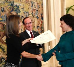 Doña Letizia durante la entrega de diplomas a los alumnos pertenecientes a la VI Promoción del Máster en Medios de Impresión Gráfica, Ilustración y Ac