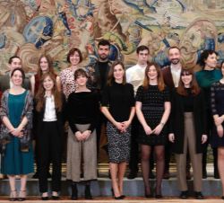 Doña Letizia con los alumnos pertenecientes a la VI Promoción del Máster en Medios de Impresión Gráfica, Ilustración y Acuñación Artística, que han si