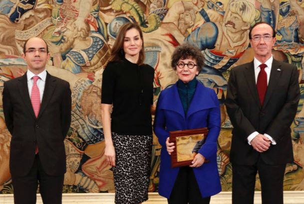 Su Majestad la Reina junto a la galardonada Victoria Civera; el subsecretario de Hacienda y Función Pública; y el presidente-director general de la Fábrica Nacional de Moneda y Timbre-Real Casa de la Moneda