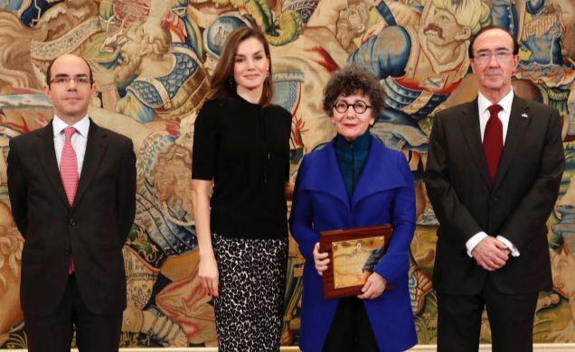 Su Majestad la Reina junto a la galardonada Victoria Civera; el subsecretario de Hacienda y Función Pública; y el presidente-director general de la Fá