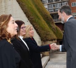 Su Majestad el Rey recibe el saludo de la delegada del Gobierno en la Comunidad de Madrid, Concepción Dancausa, a su llegada al acto