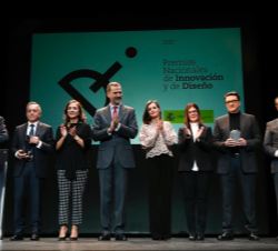 Fotografía de grupo de Sus Majestades los Reyes con las autoridades y los galardonados