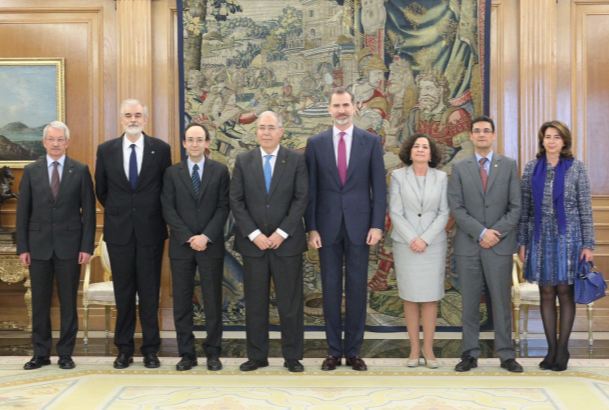 Su Majestad el Rey, con los miembros del Comité Permanente de la Conferencia de Rectores de las Universidades Españolas.