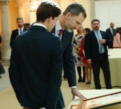 Don Felipe observa el trabajo del niño, Fernando Borrallo Forte, del Colegio Buen Pastor (2º E.S.O) de Sevilla