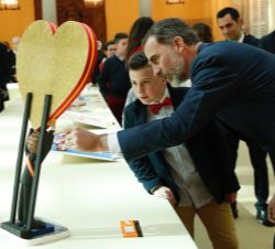 Don Felipe observa el trabajo de Iker Vázquez López, del Colegio Público “Llaranes” (6º de Primaria) de Avilés (Asturias)