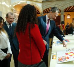 Su Majestad el Rey observa el trabajo de la niña Ana López Aragón, del Colegio Salesianos (2º de E.S.O.) de Las Palmas de Gran Canaria (Islas Canarias