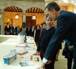 Don Felipe observa el trabajo de David Pérez Caballero, del Colegio Sagrada Familia (1º de E.S.O.) de Herrera de Camargo (Cantabria)
