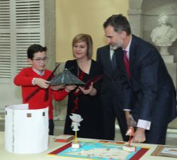 Su Majestad el Rey observa el trabajo de Pablo Peña Gómez, del CEIP Rafael López de Haro (5º de Primaria) de San Clemente (Cuenca)