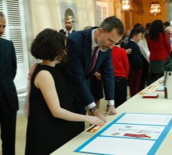 Don Felipe observa el trabajo de Fátima López Curiel, del Colegio Círculo (1º de E.S.O.) de Burgos